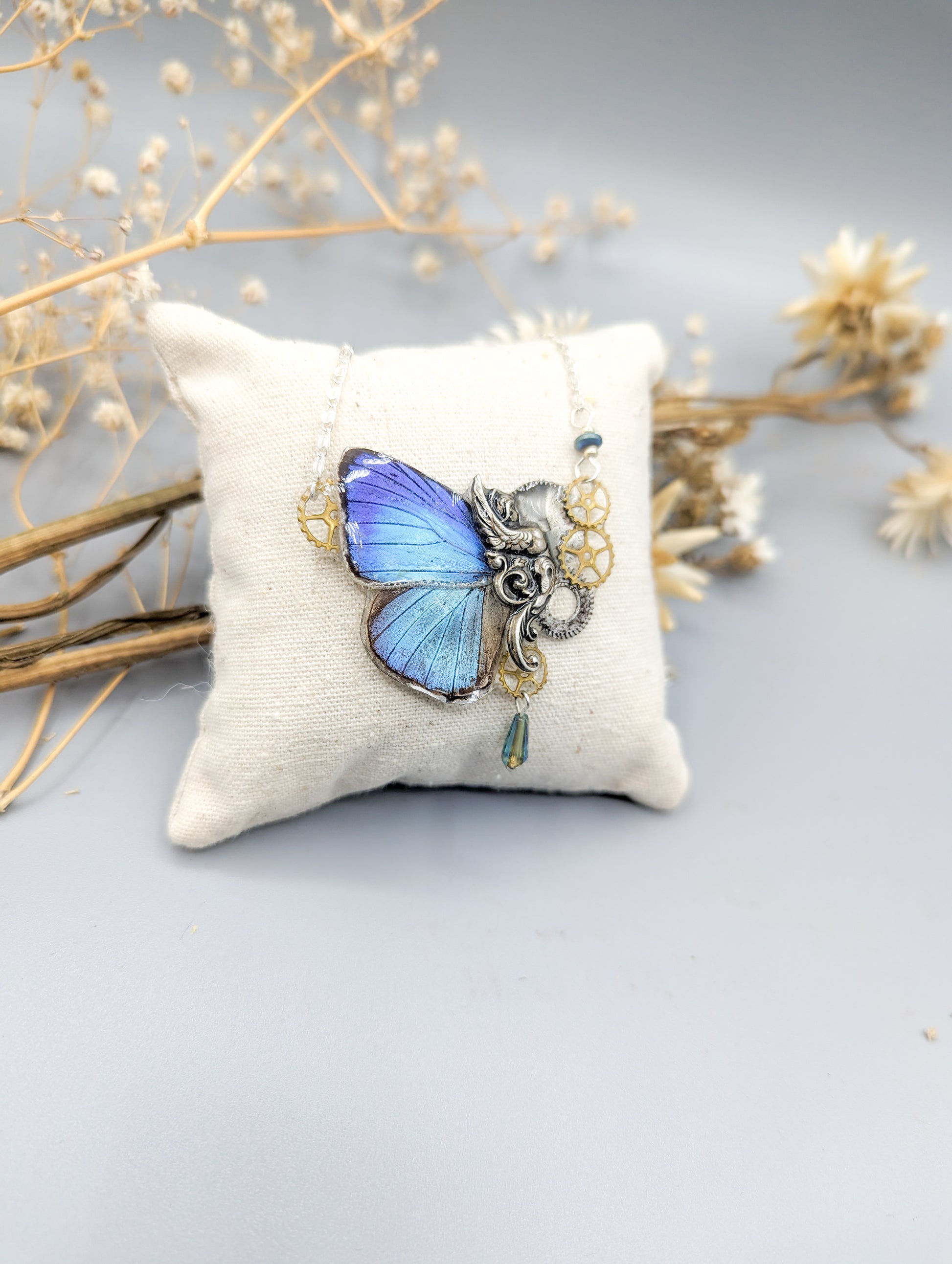 Bijou Art Nouveau collier Sphynx Arhopala bleu porté – fait main France Victorian Rehab