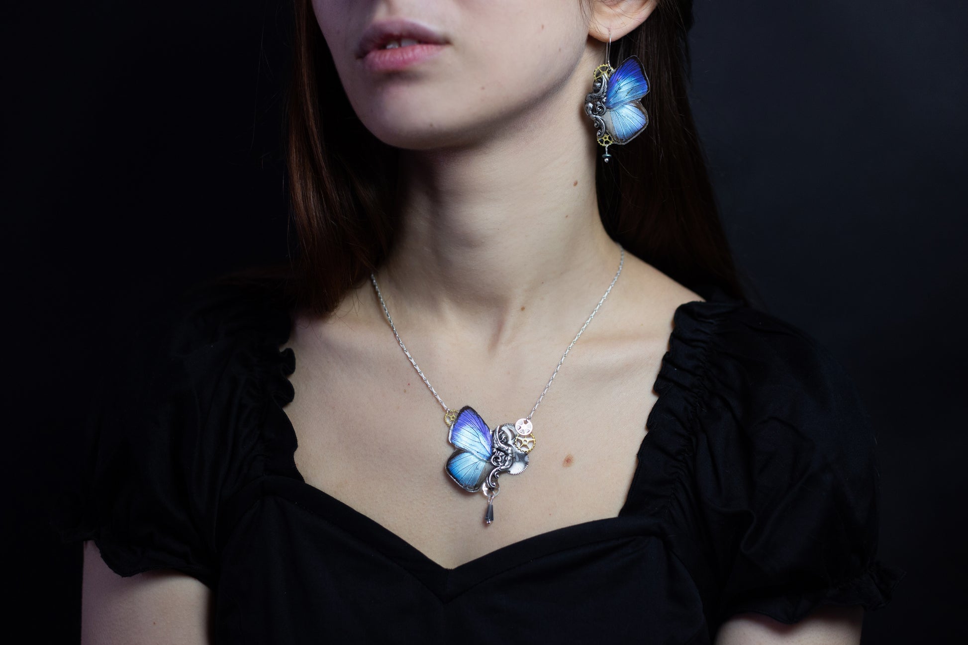 Détail collier Sphynx Arhopala bleu – véritable aile papillon laiton doré fait main Hérault