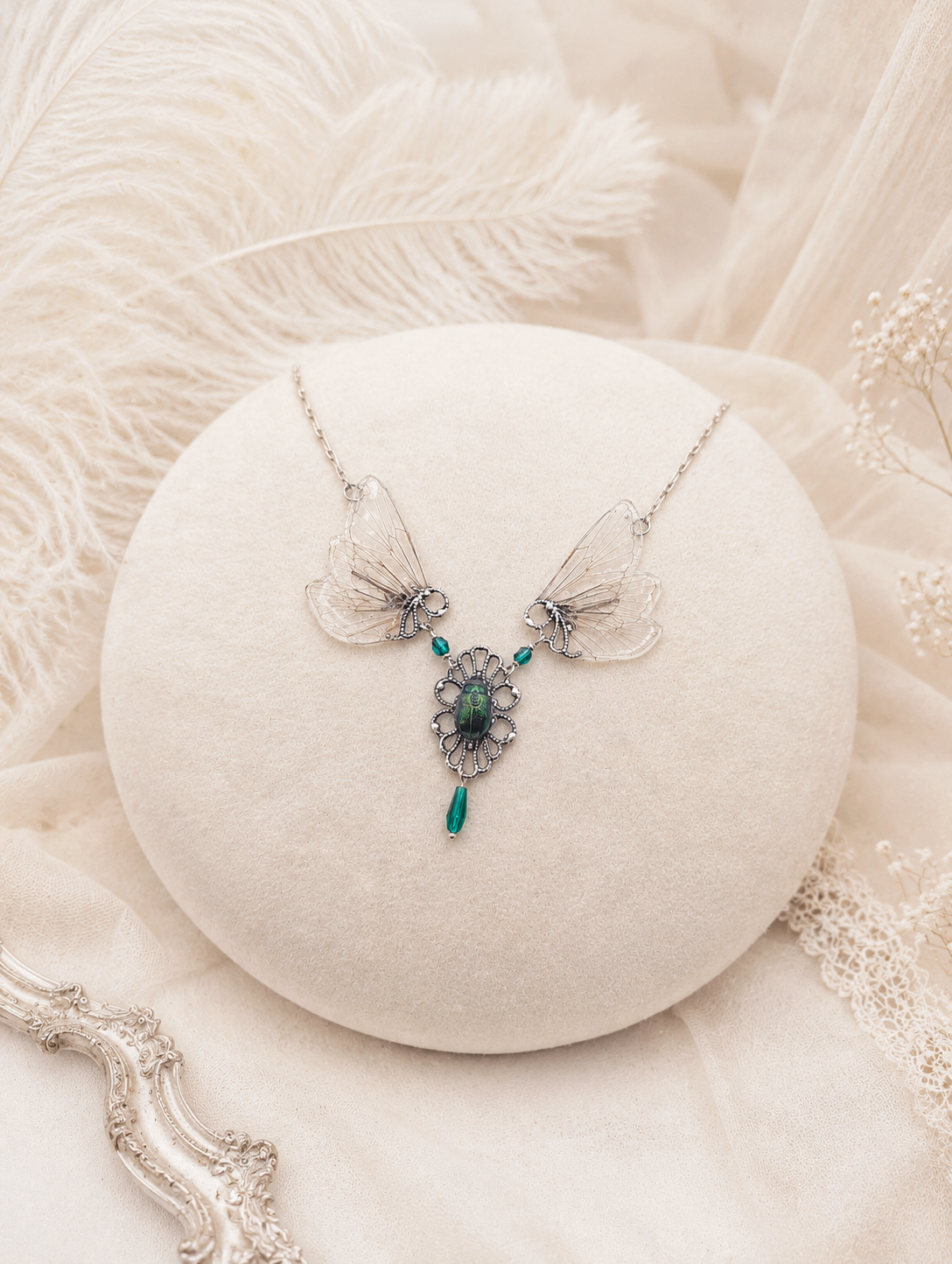 Détail collier Caelia – ailes de cigale transparentes & scarabée | Victorian Rehab