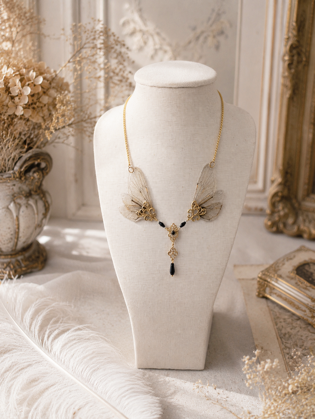 Collier Ysée porté – bijou féérique ailes de cigale fait main | Victorian Rehab