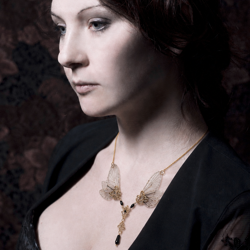 Collier Ysée – véritables ailes de cigale sur estampes laiton doré | Victorian Rehab