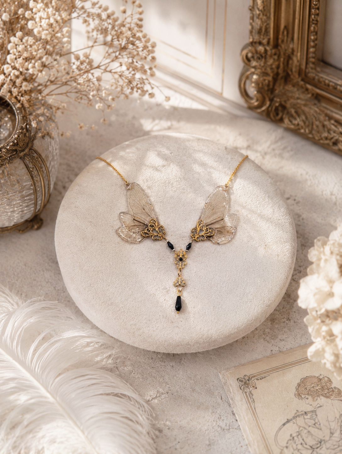 Détail collier Ysée – ailes de cigale transparentes & laiton articulé | Victorian Rehab