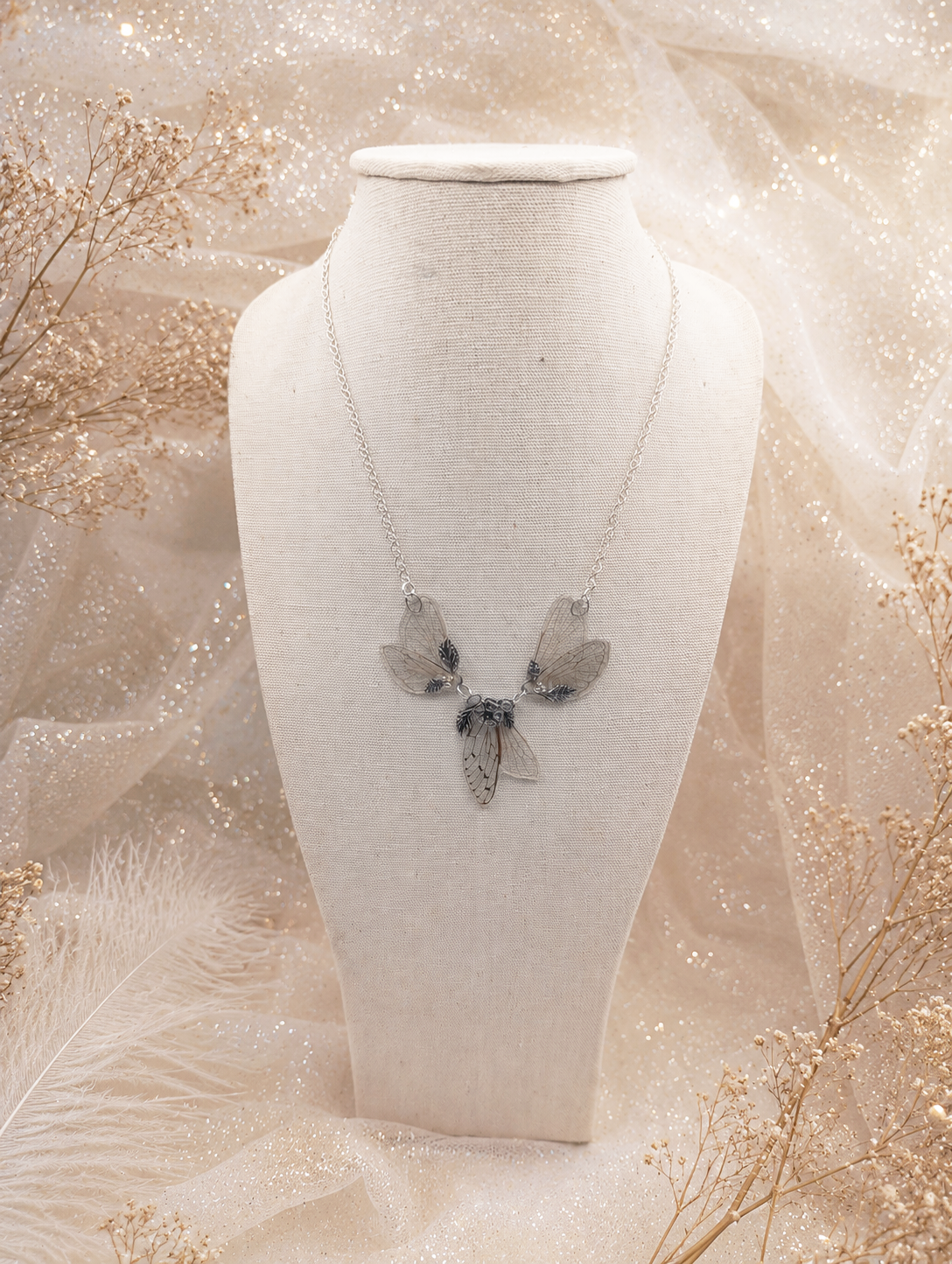 Collier Avalon – véritables ailes de cigale sur estampes laiton doré | Victorian Rehab