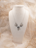 Collier Avalon – véritables ailes de cigale sur estampes laiton doré | Victorian Rehab