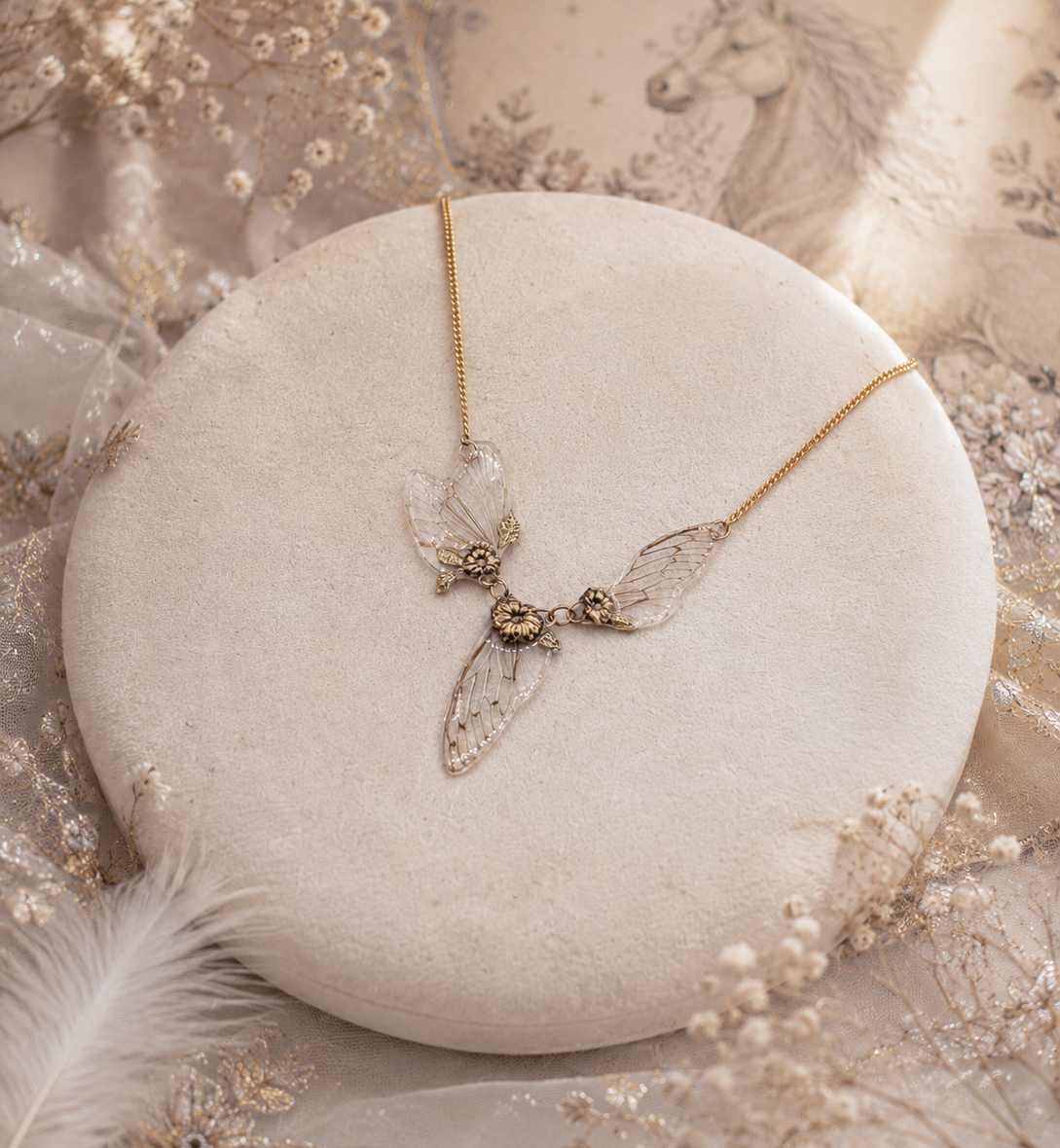 Détail collier Avalon – ailes de cigale transparentes & laiton articulé | Victorian Rehab