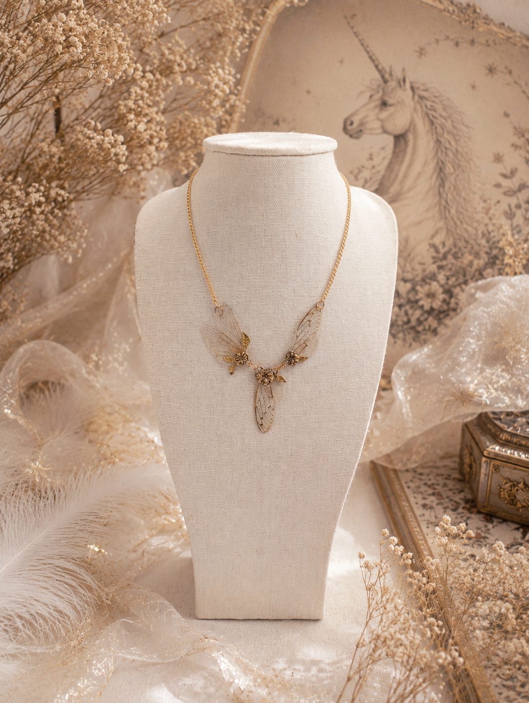 Collier Avalon porté – bijou féérique ailes de cigale fait main | Victorian Rehab