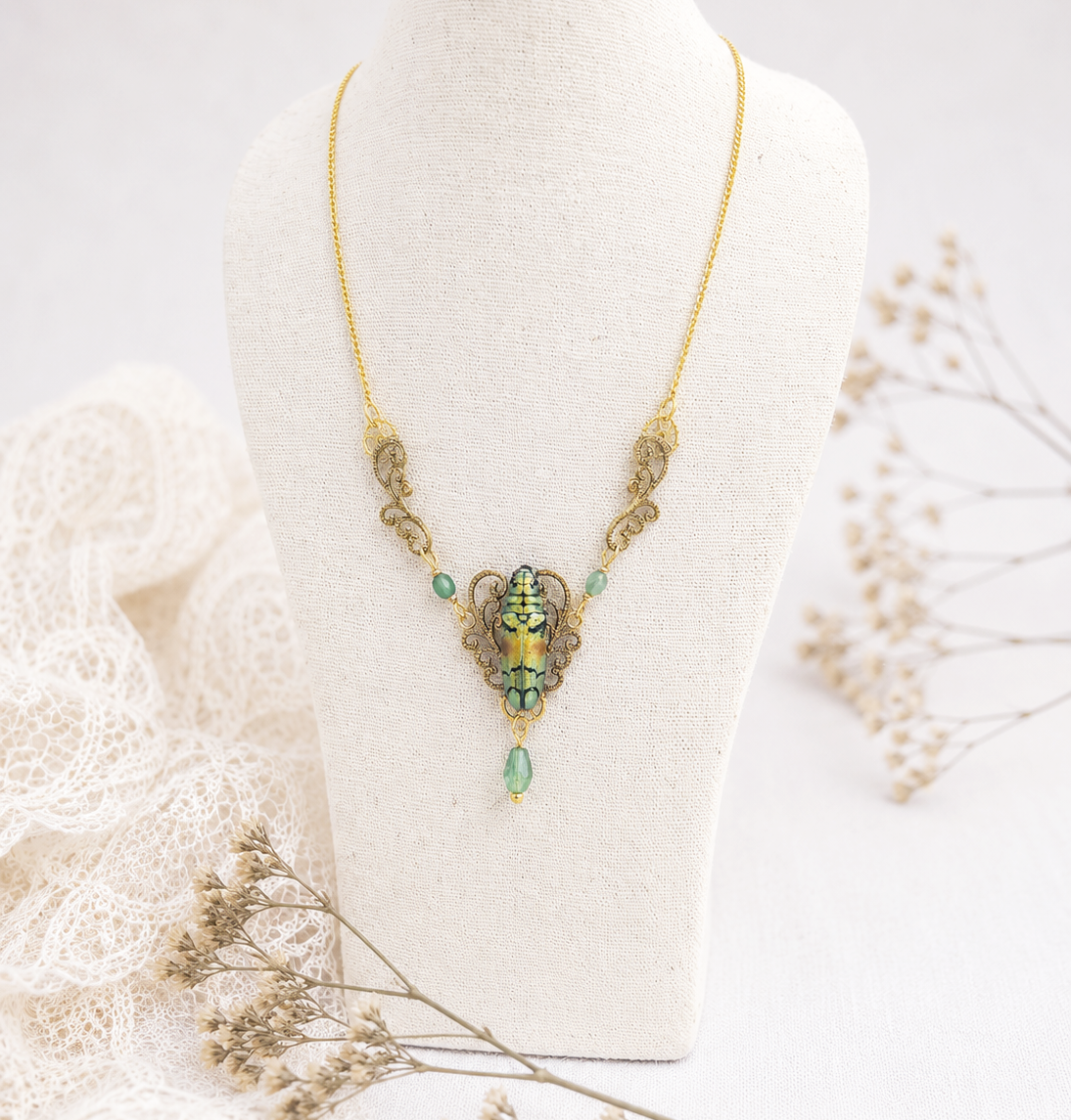 Collier Celestis – véritable scarabée vert & orangé sur estampe dorée | Victorian Rehab