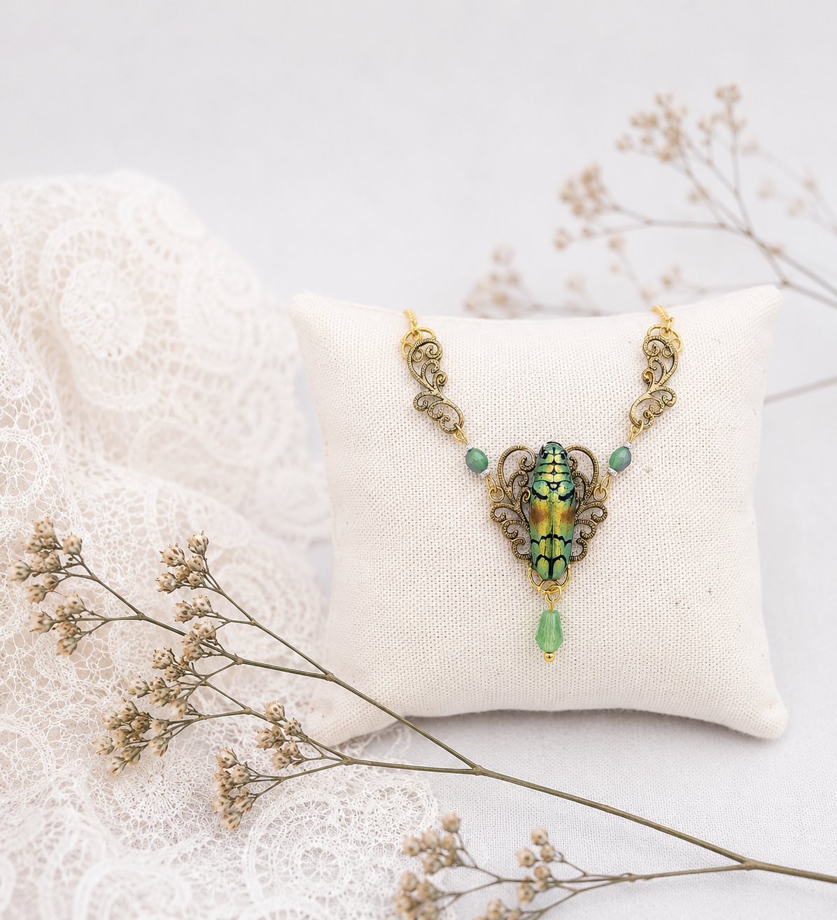 Détail collier Celestis – scarabée iridescent vert & bronze laiton | Victorian Rehab
