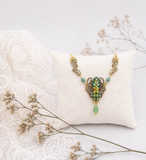 Détail collier Celestis – scarabée iridescent vert & bronze laiton | Victorian Rehab