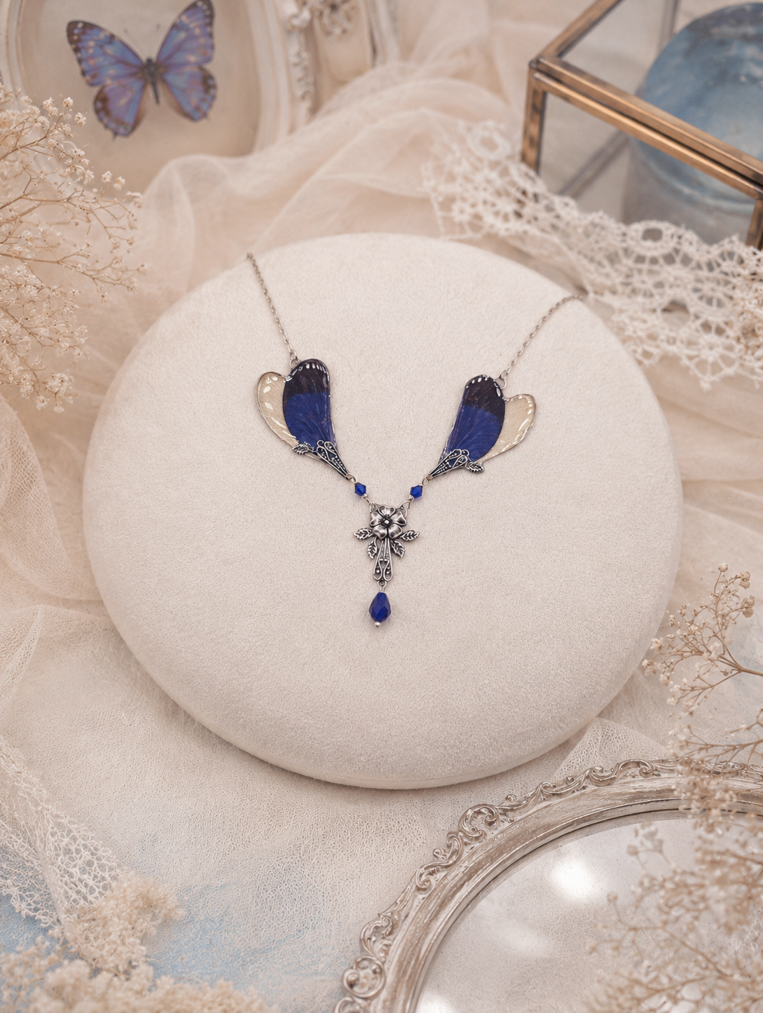 Détail collier Damselfly – ailes de demoiselle transparentes & laiton articulé | Victorian Rehab