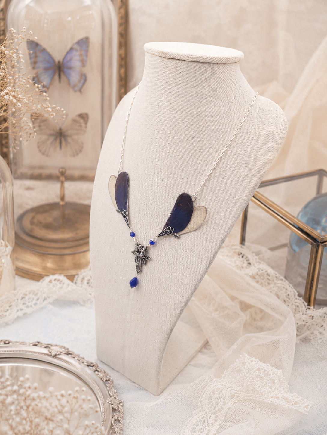 Collier Damselfly porté – hommage Lalique, bijou ailes de demoiselle fait main | Victorian Rehab