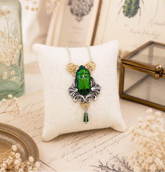 Collier Hana – véritable scarabée vert & noir sur estampe dorée | Victorian Rehab