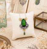 Collier Hana – véritable scarabée vert & noir sur estampe dorée | Victorian Rehab