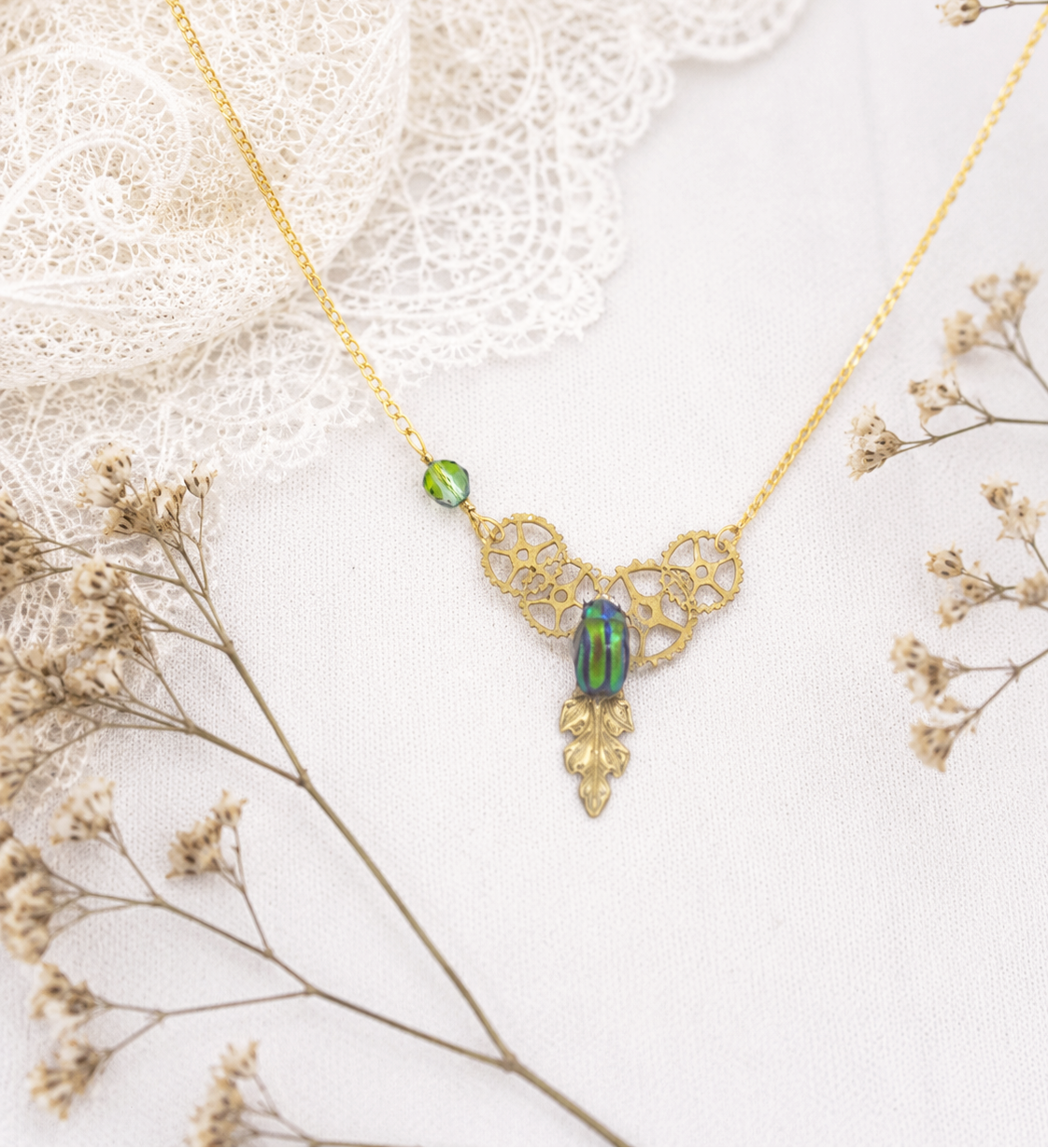 Collier Leaf porté – bijou minimaliste scarabée vert quotidien | Victorian Rehab