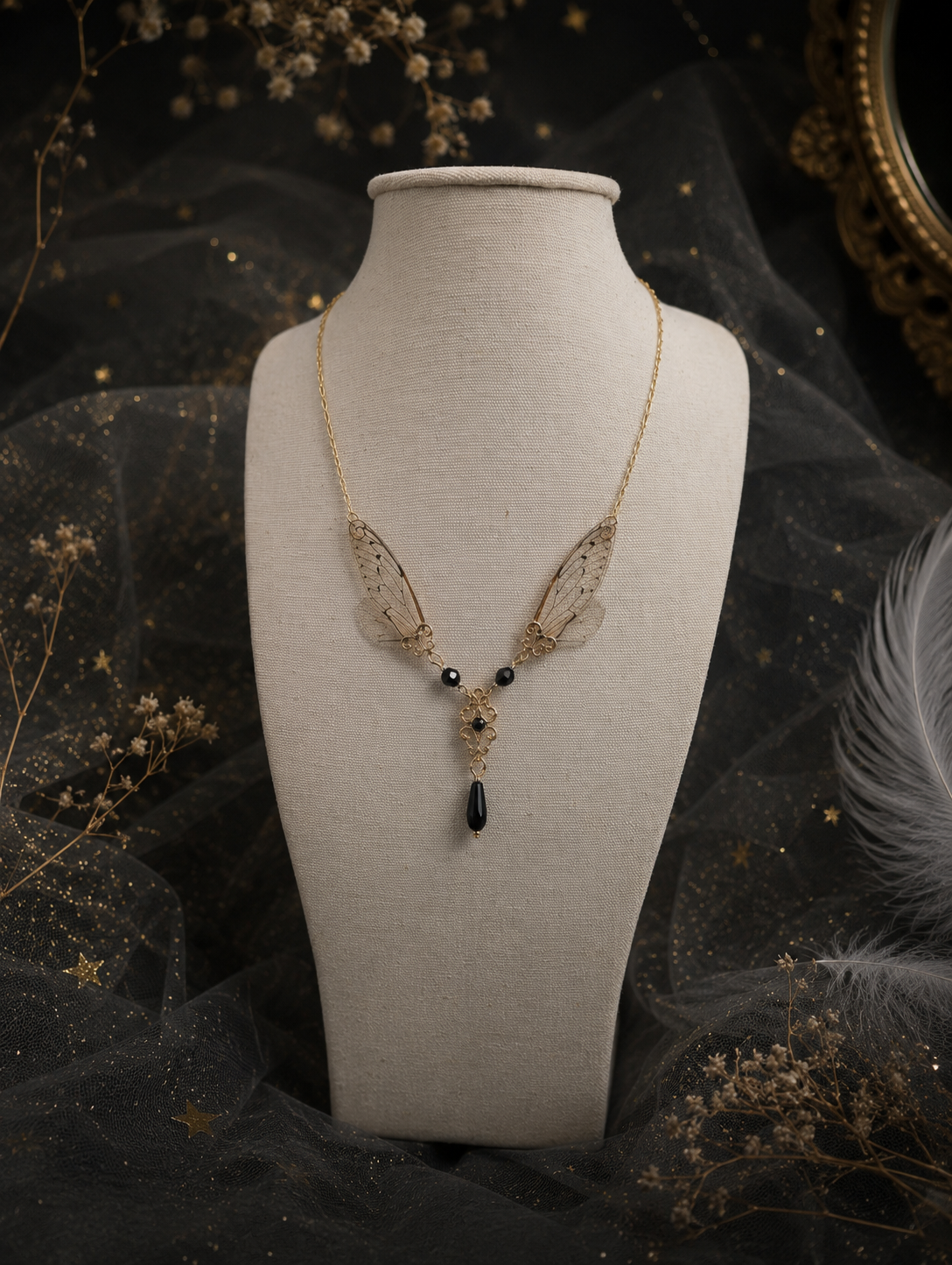 Collier Maab Cristal Doré porté – bijou féérique fait main hommage Lalique | Victorian Rehab
