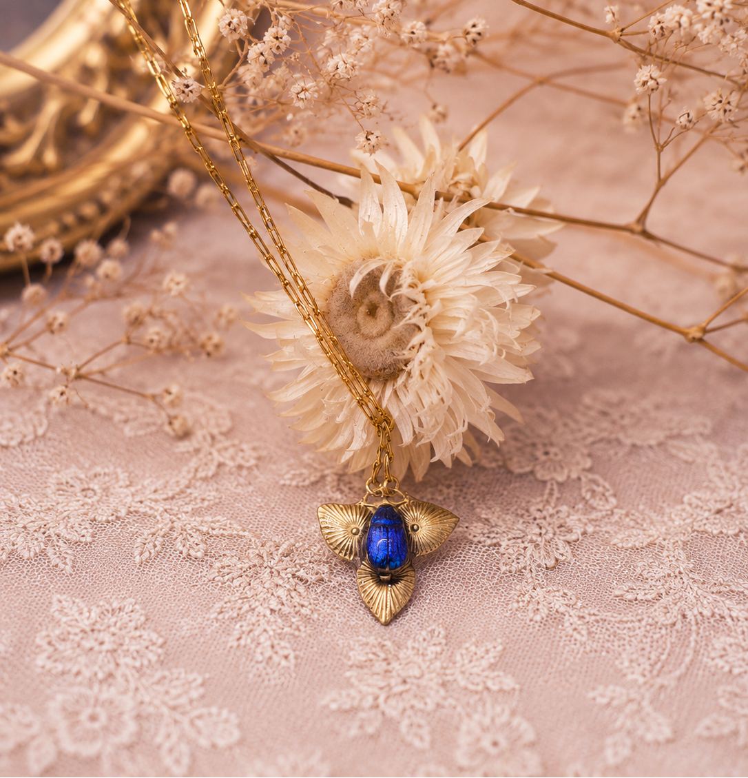 Collier Maat – véritable scarabée bleu sur estampe dorée | Victorian Rehab
