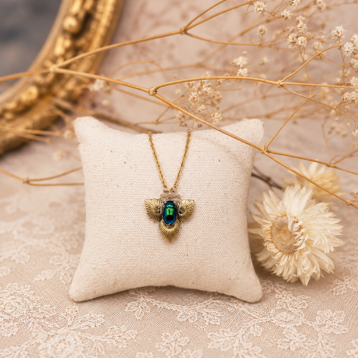 Collier Maat – véritable scarabée vert sur estampe dorée | Victorian Rehab