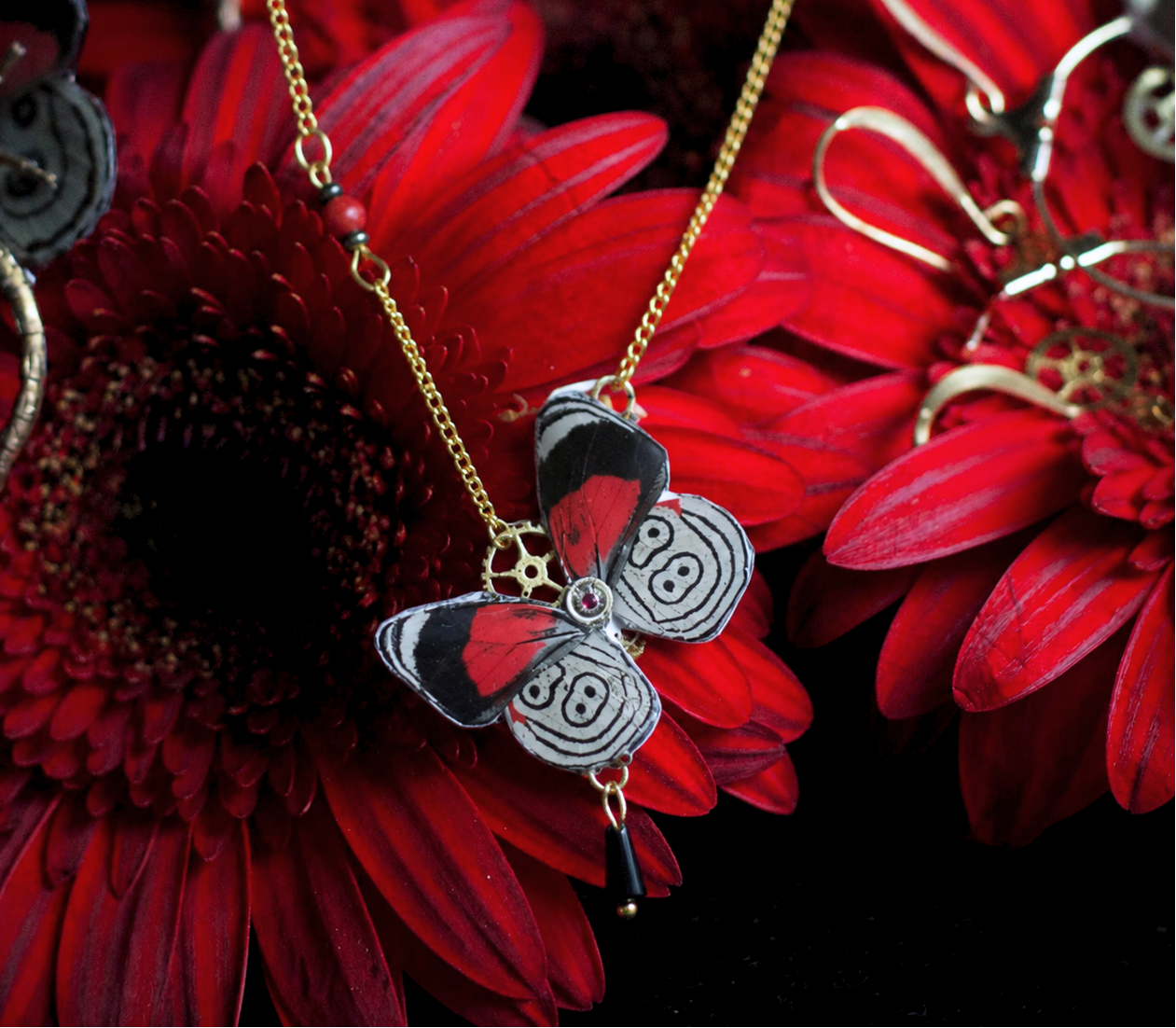 Collier Psyché Double 8 papillon noir blanc rouge – bijou Art Nouveau Victorian Rehab