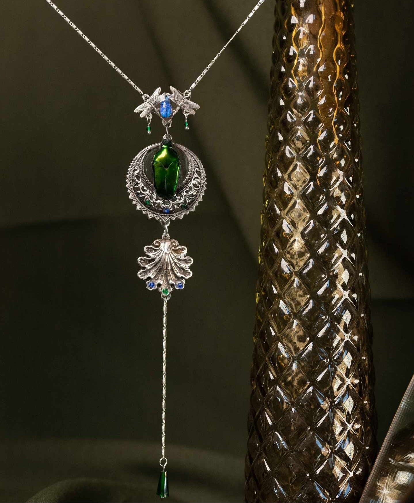 Collier Diva – deux scarabées bleus & motif libellule, laiton argenté | Victorian Rehab
