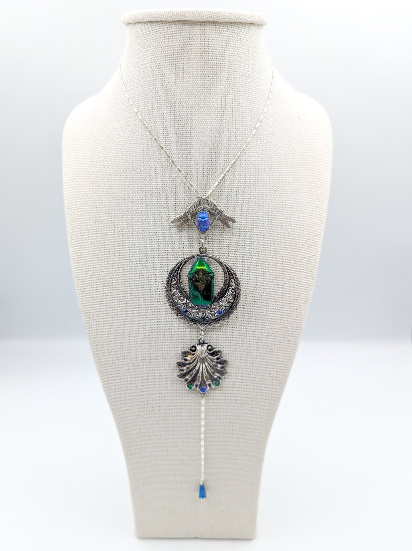 Collier Diva porté – médaillon 17 cm bijou statement fait main | Victorian Rehab