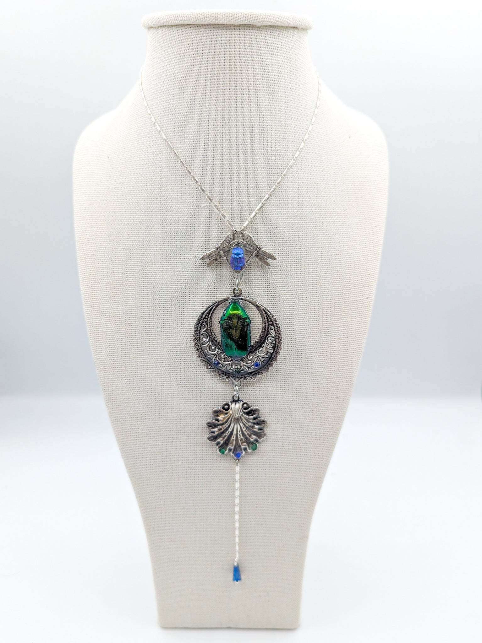 Collier Diva porté – médaillon 17 cm bijou statement fait main | Victorian Rehab