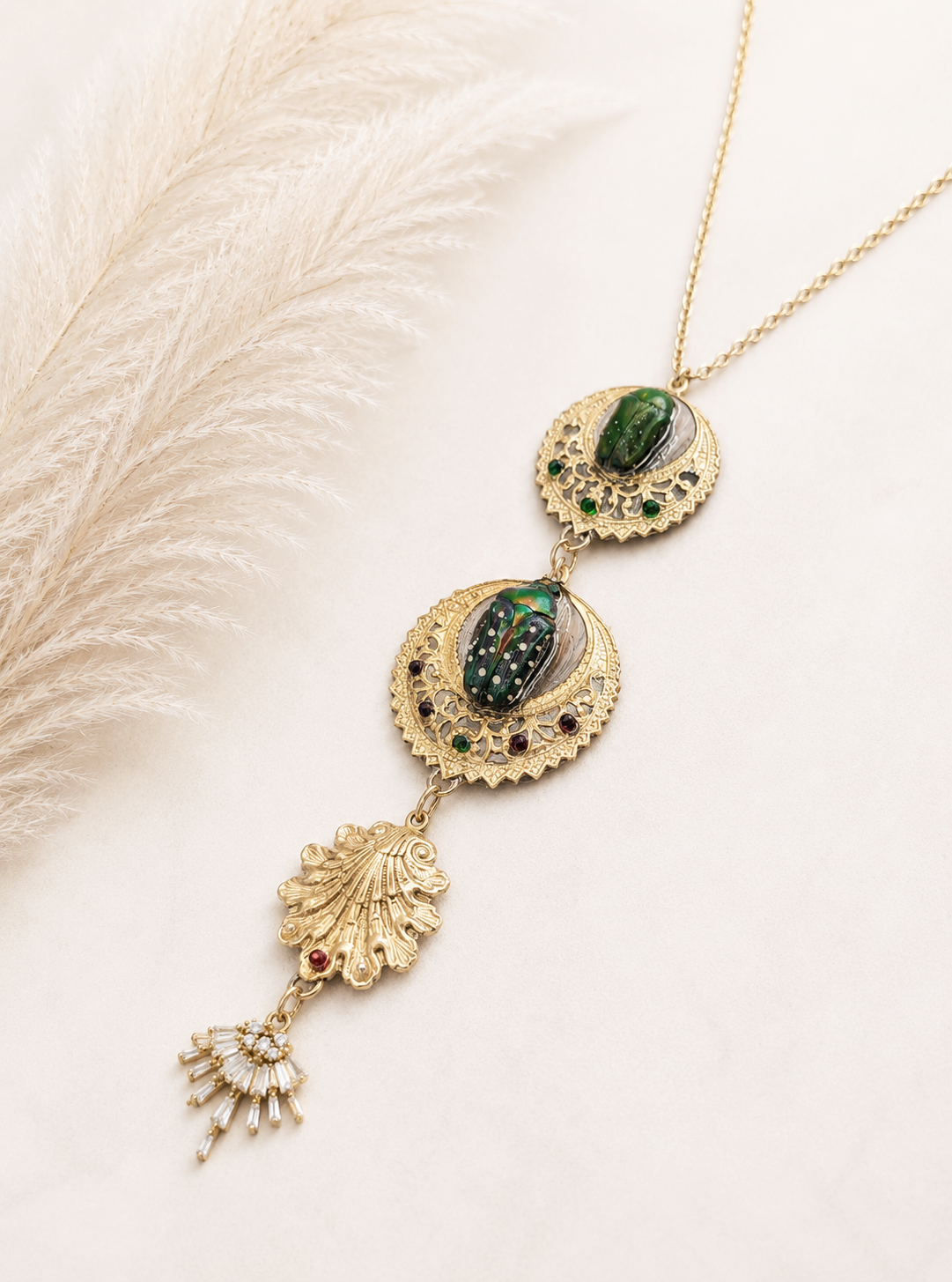 Collier Cantatrice version argentée – scarabée vert & strass | Victorian Rehab