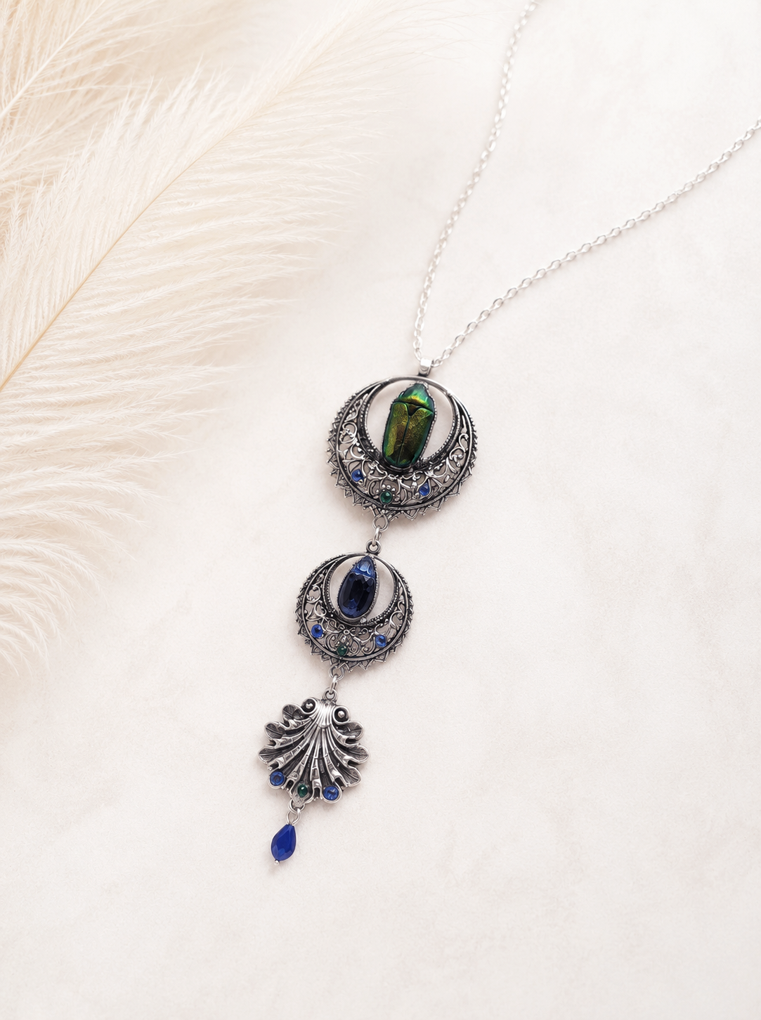 Collier Cantatrice argenté porté – bijou Art Nouveau 12,5 cm | Victorian Rehab