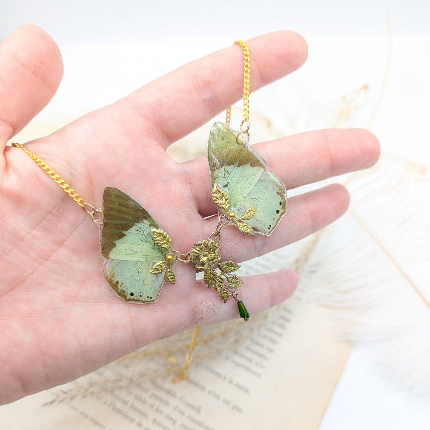 Bijou botanique collier papillon vert laiton doré perle – Victorian Rehab atelier Hérault