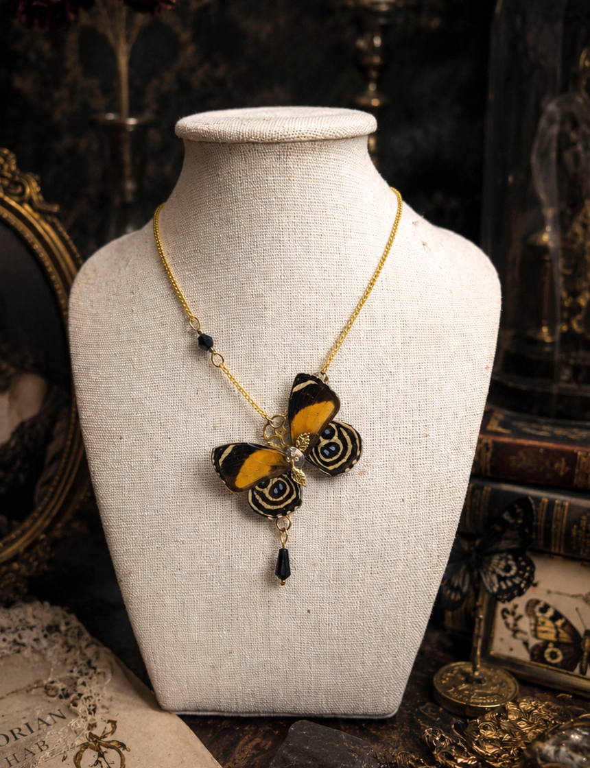 Collier Psyché Callicore orange porté – bijou Art Nouveau naturaliste Victorian Rehab