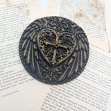 Médaillon coeur sacré ex voto avec ailes d'ange et croix catholique noir et r