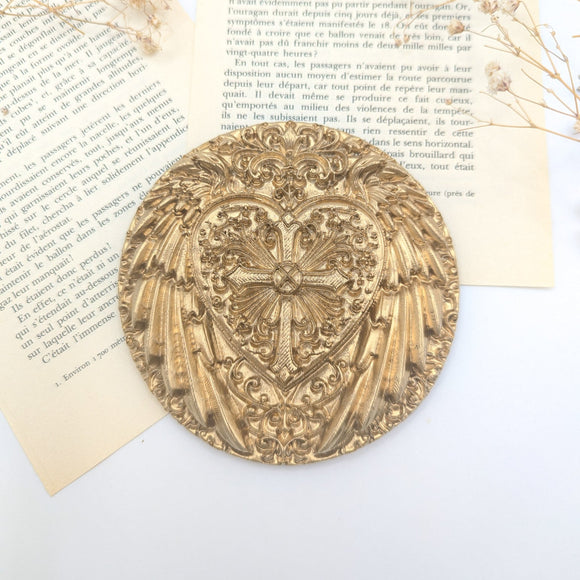 Médaillon coeur sacré ex voto avec ailes d'ange et croix catholique