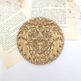 Médaillon coeur sacré ex voto avec ailes d'ange et croix catholique