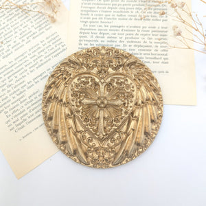 Decoration murale coeur sacré ex voto ailes d'ange et croix catholique