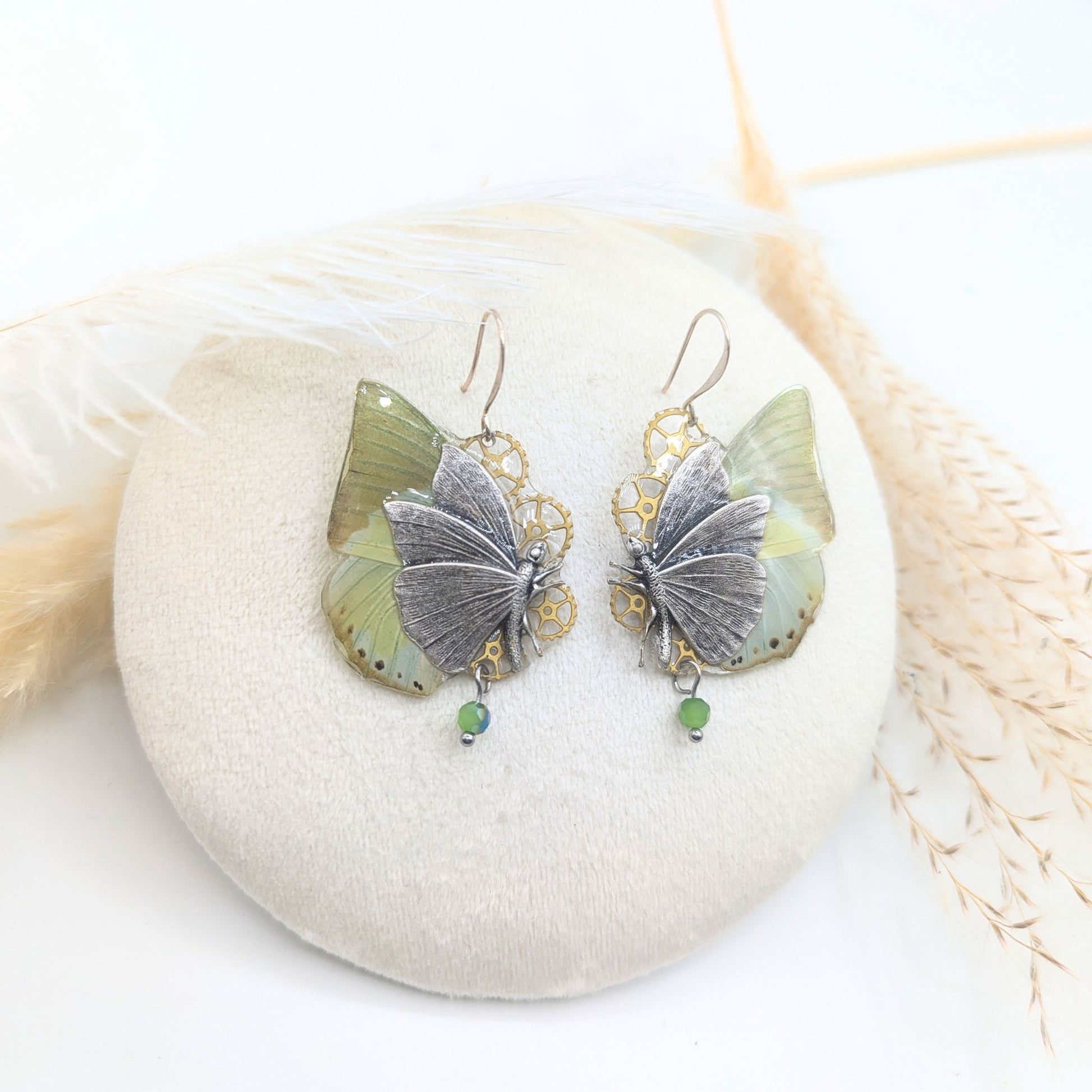Boucles d'oreille Chrysalide Green Charaxes portées – papillon vert engrenage horlogerie Victorian Rehab