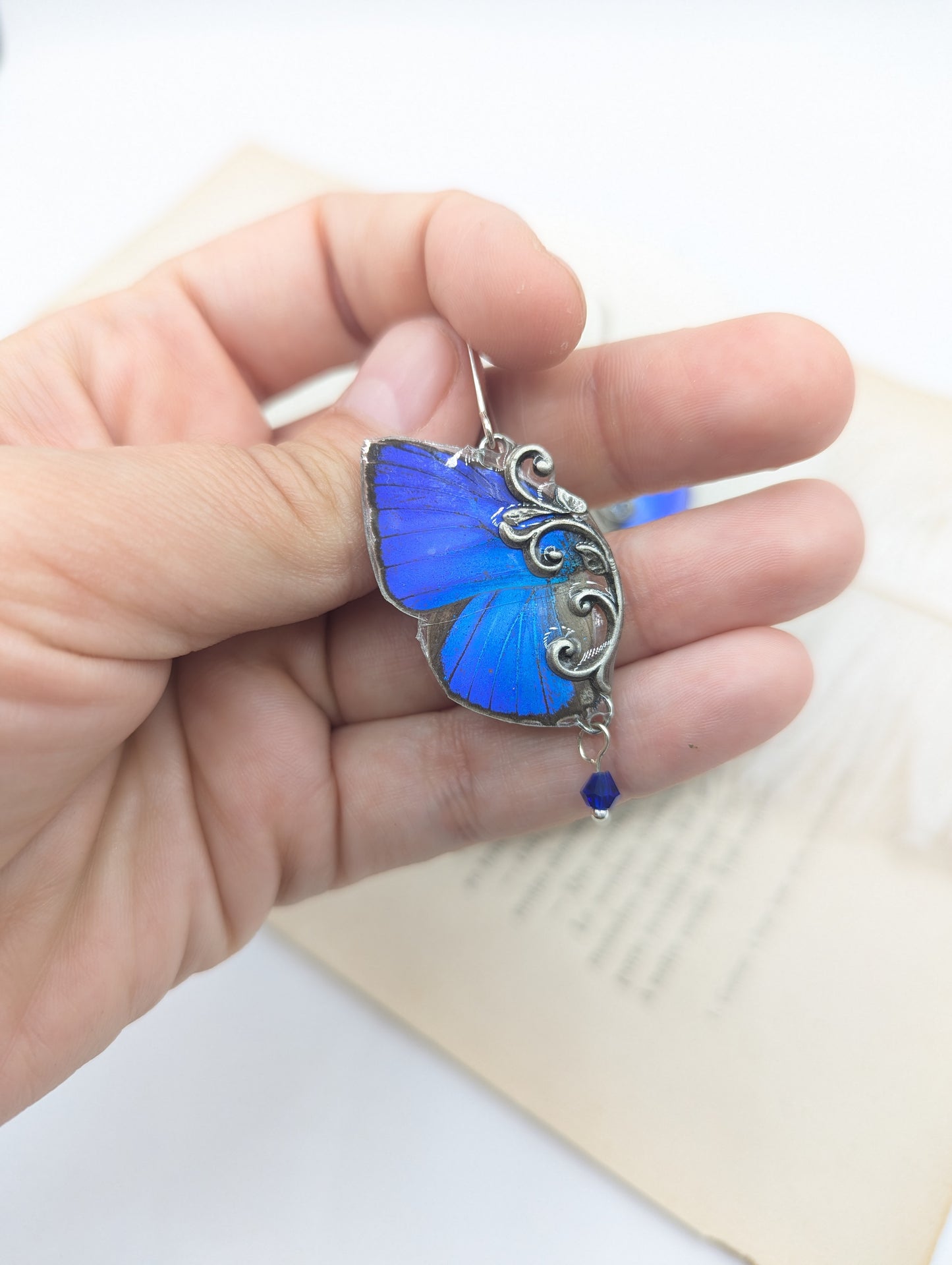 Détail boucles Mucha Arhopala argenté – véritable aile de papillon bleu métallique Victorian Rehab