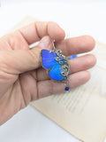 Détail boucles Mucha Arhopala argenté – véritable aile de papillon bleu métallique Victorian Rehab