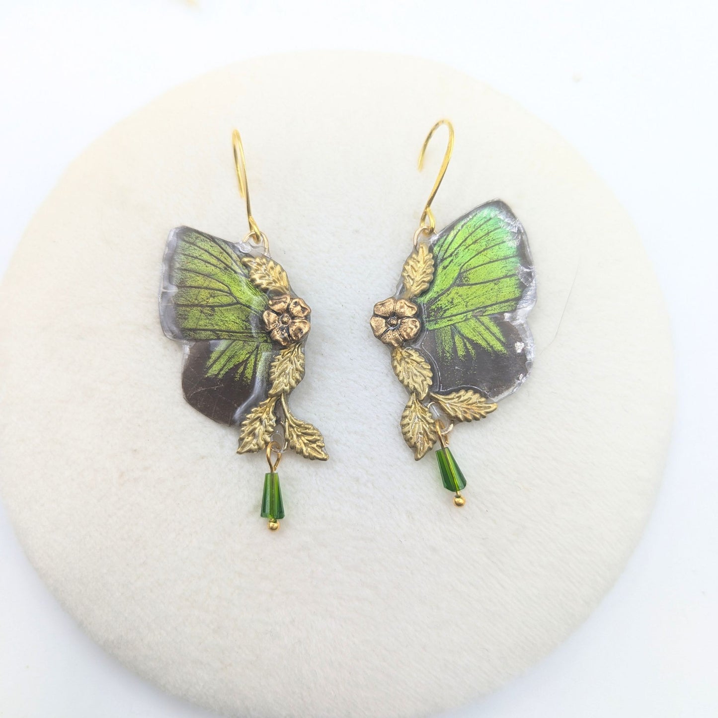 Détail boucles Naturalia Arhopala – aile papillon bleu vert iridescent laiton doré perles fait main