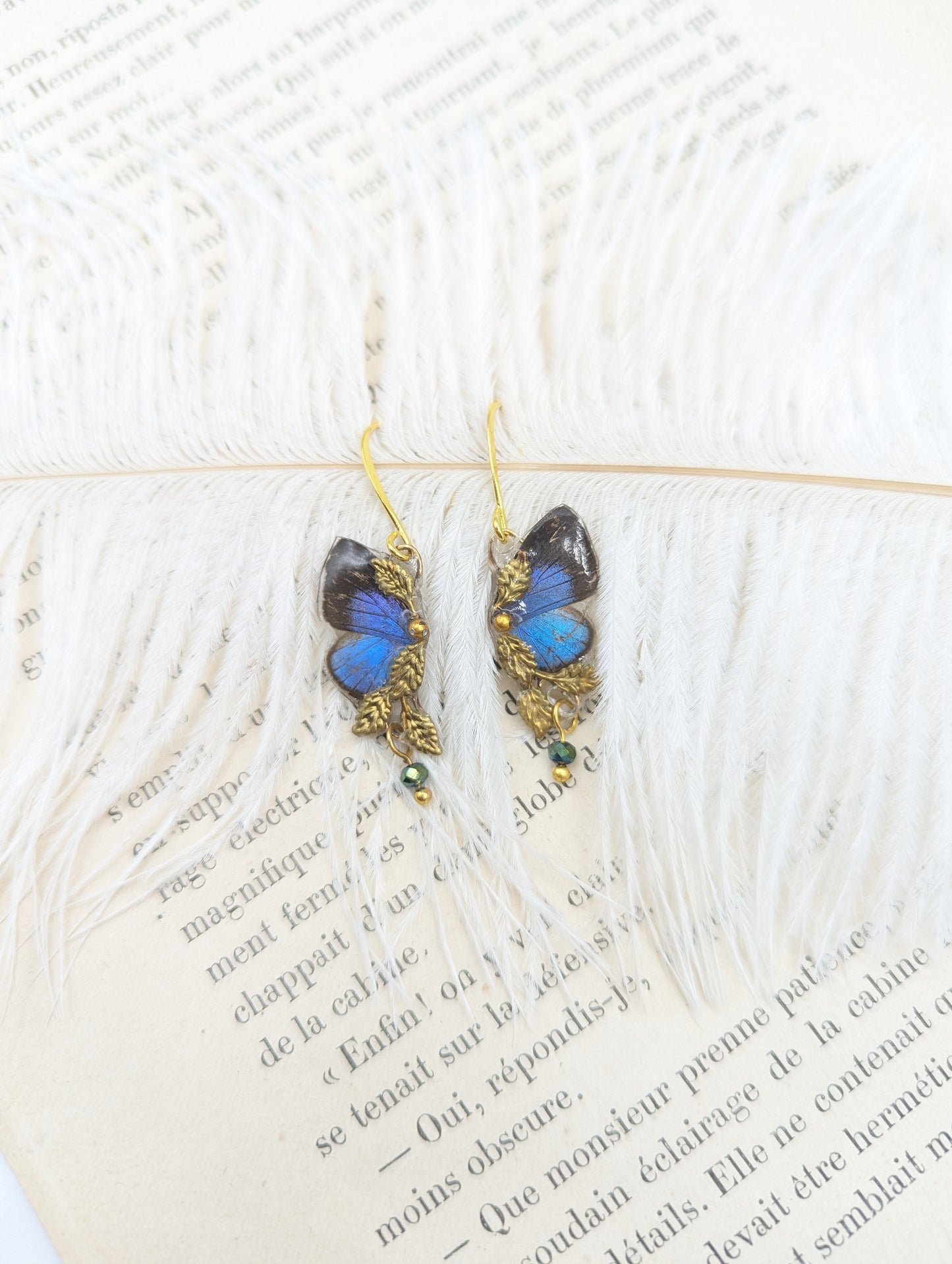 Détail boucles d'oreille Naturalia – papillon bleu électrique Bocchus, bijou fait main Hérault