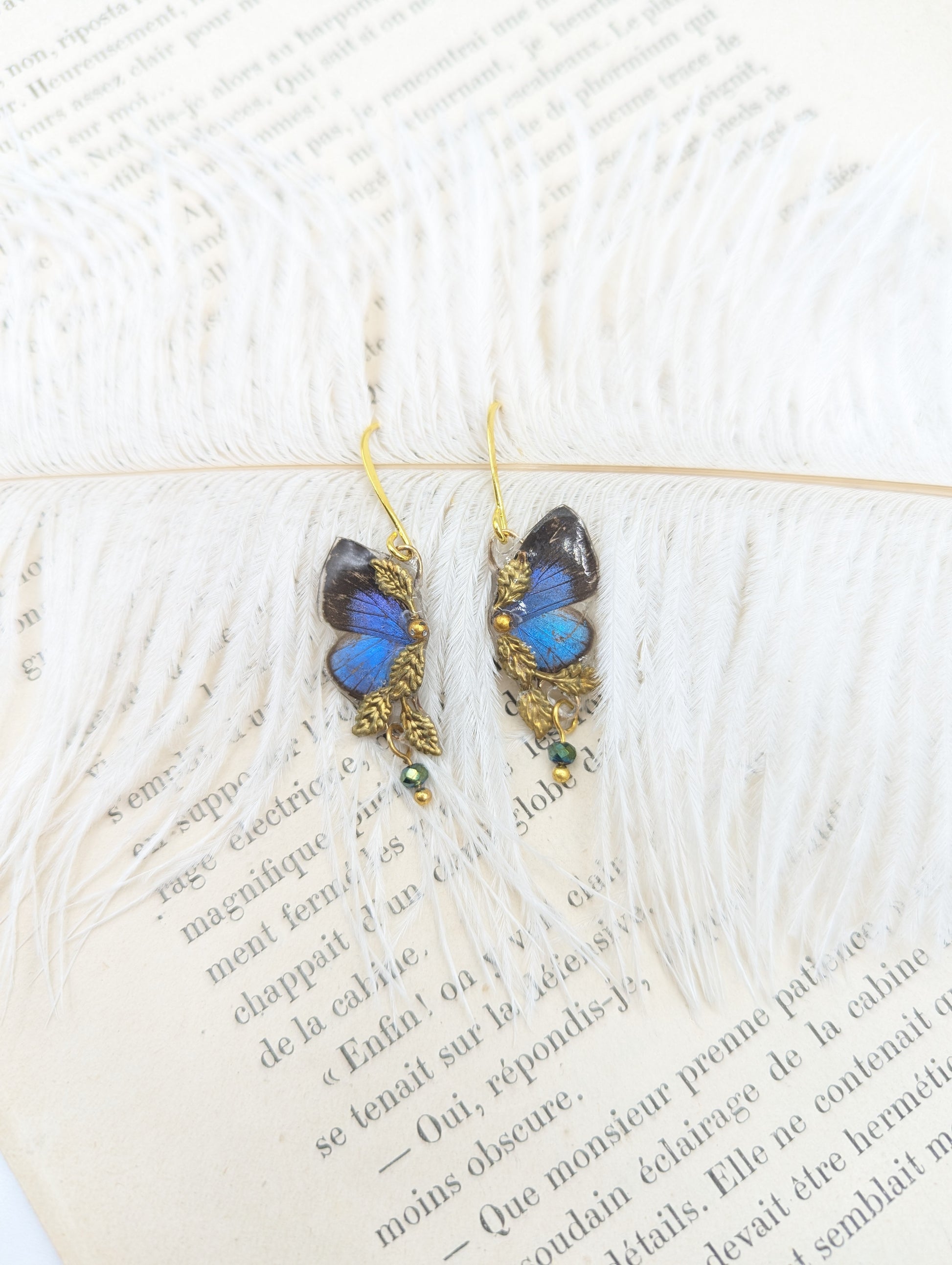 Détail boucles d'oreille Naturalia – papillon bleu électrique Bocchus, bijou fait main Hérault