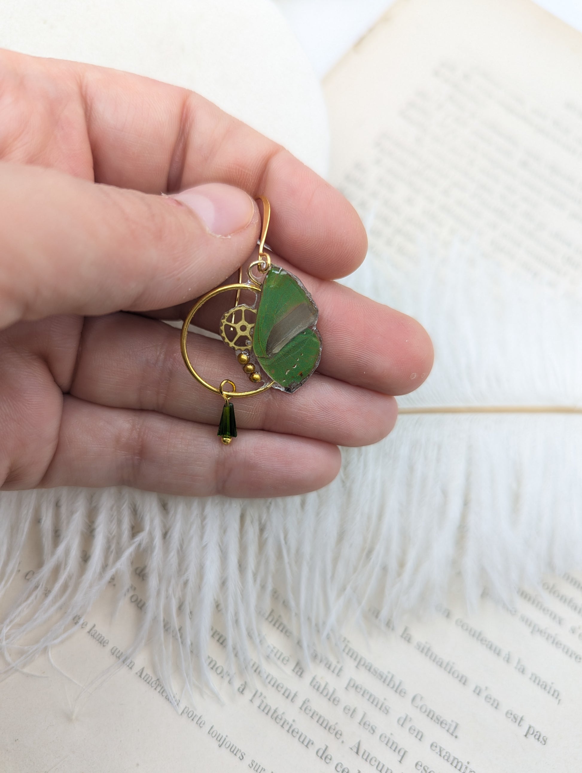 Boucles Zéphyr Cyanophris Herodotus vert tilleul portées – bijou Art Nouveau Victorian Rehab