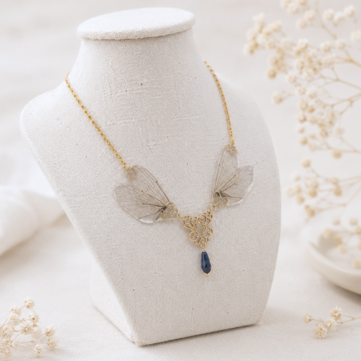 Détail collier ailes de cigale – estampe laiton doré Art Nouveau Victorian Rehab