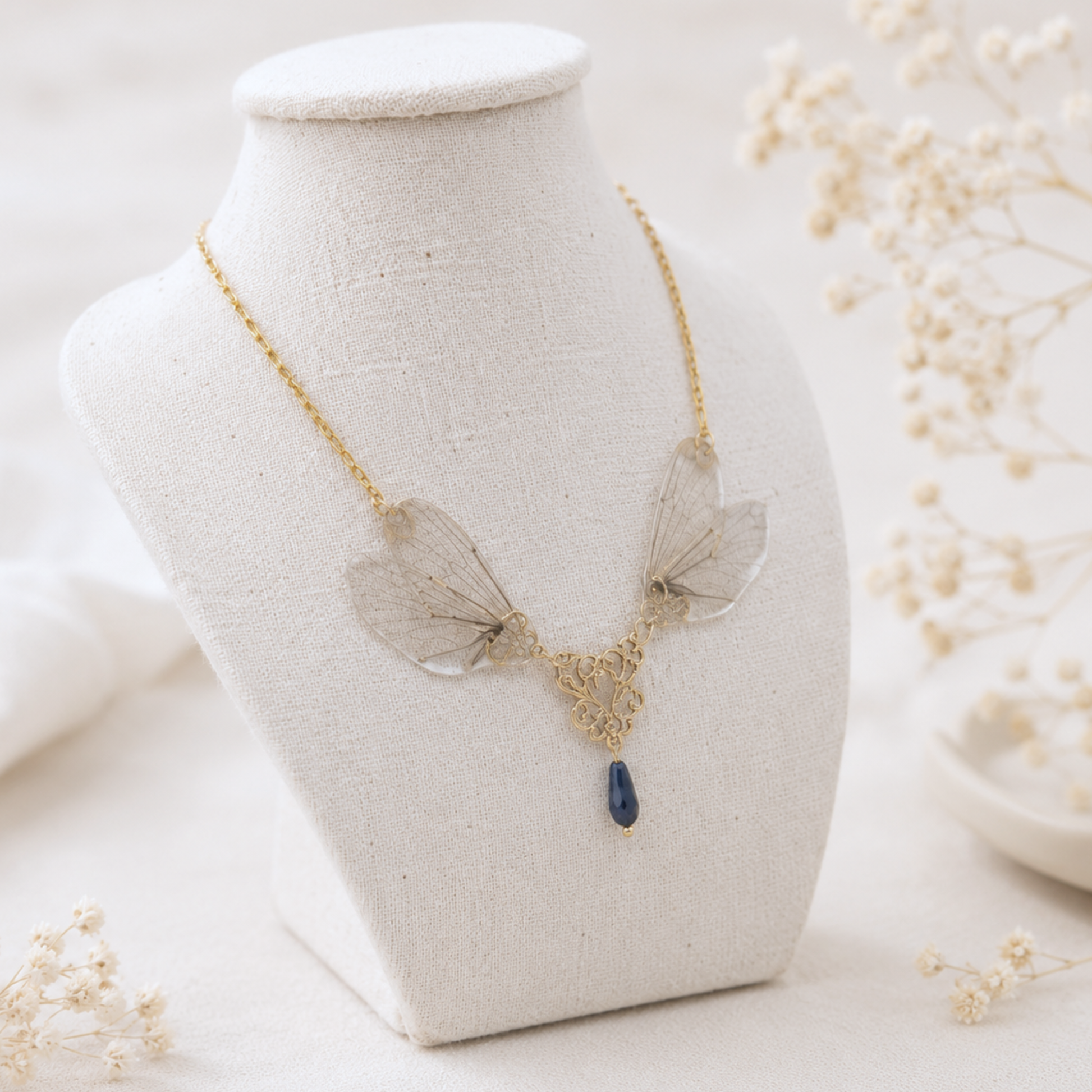 Détail collier ailes de cigale – estampe laiton doré Art Nouveau Victorian Rehab