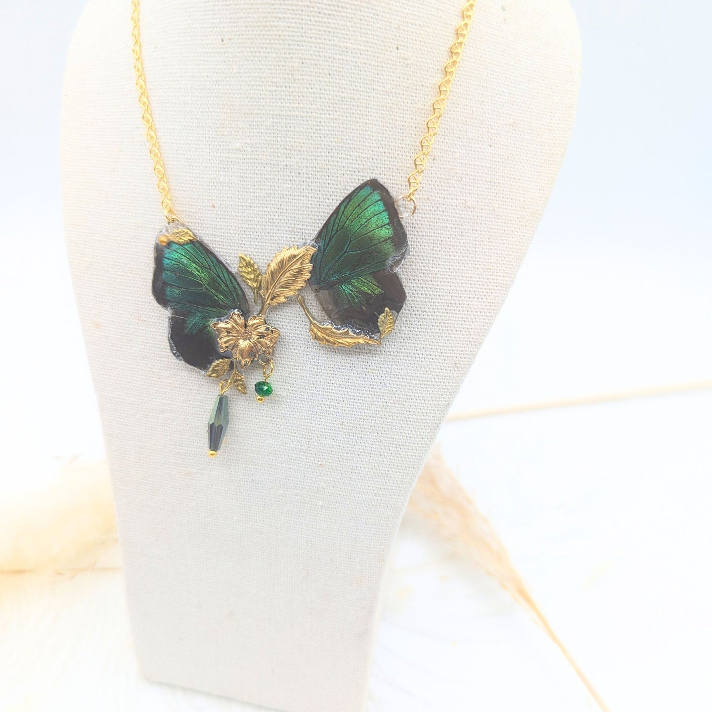 Détail collier Naturalia Arhopala – aile papillon bleu vert iridescent laiton doré perles fait main