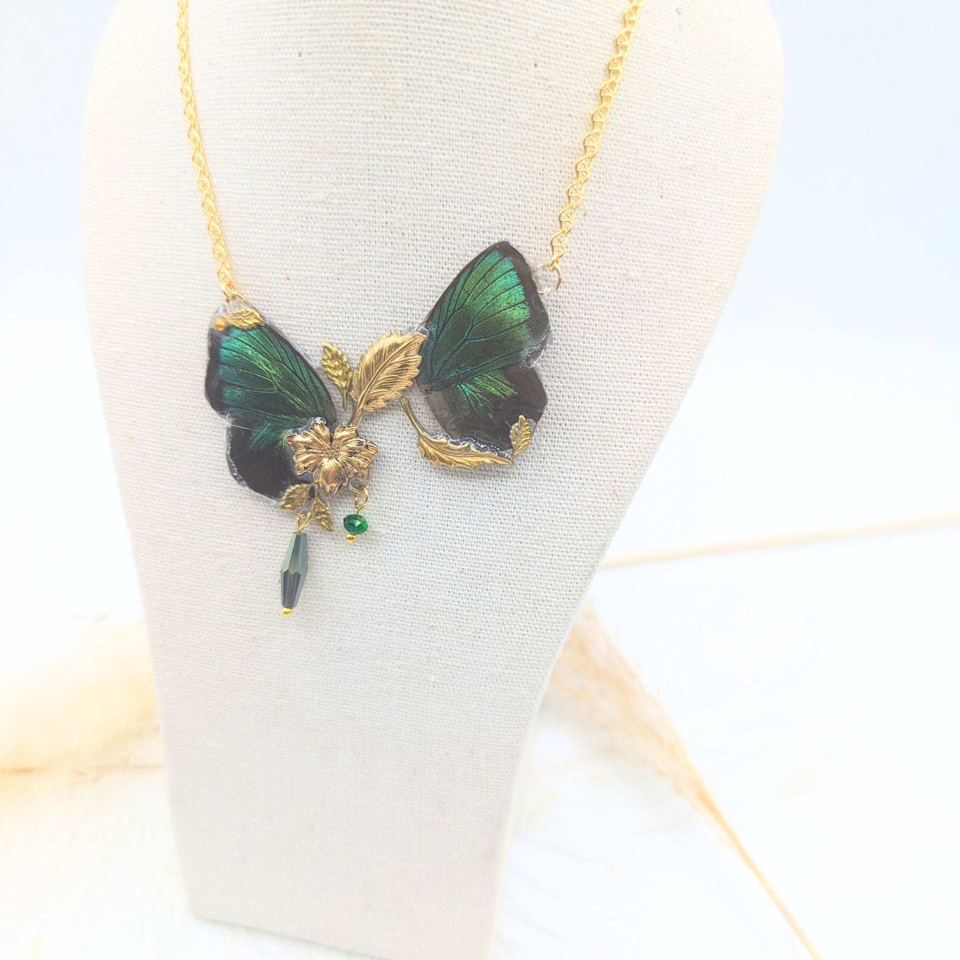 Détail collier Naturalia Arhopala – aile papillon bleu vert iridescent laiton doré perles fait main