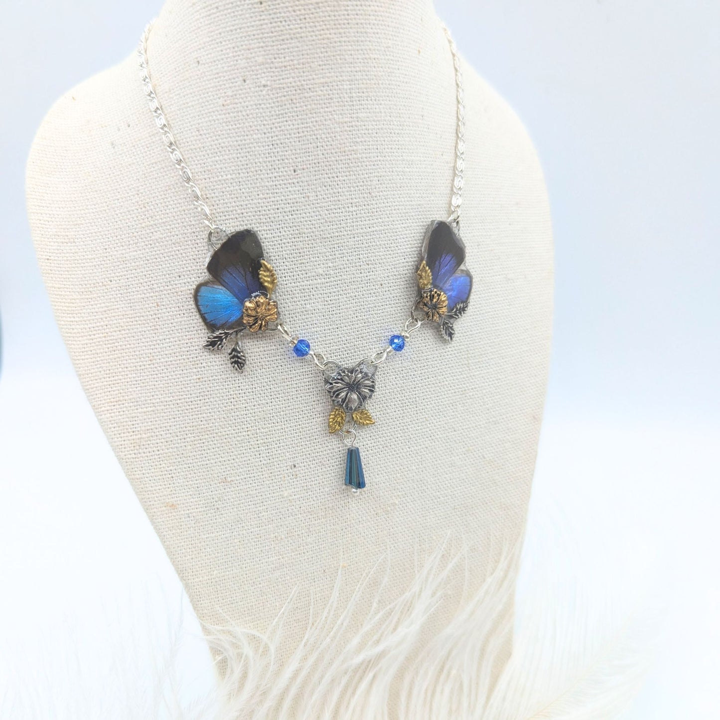 Détail collier Naturalia GM Bocchus bleu – laiton argenté et doré véritable aile papillon, fait main Hérault