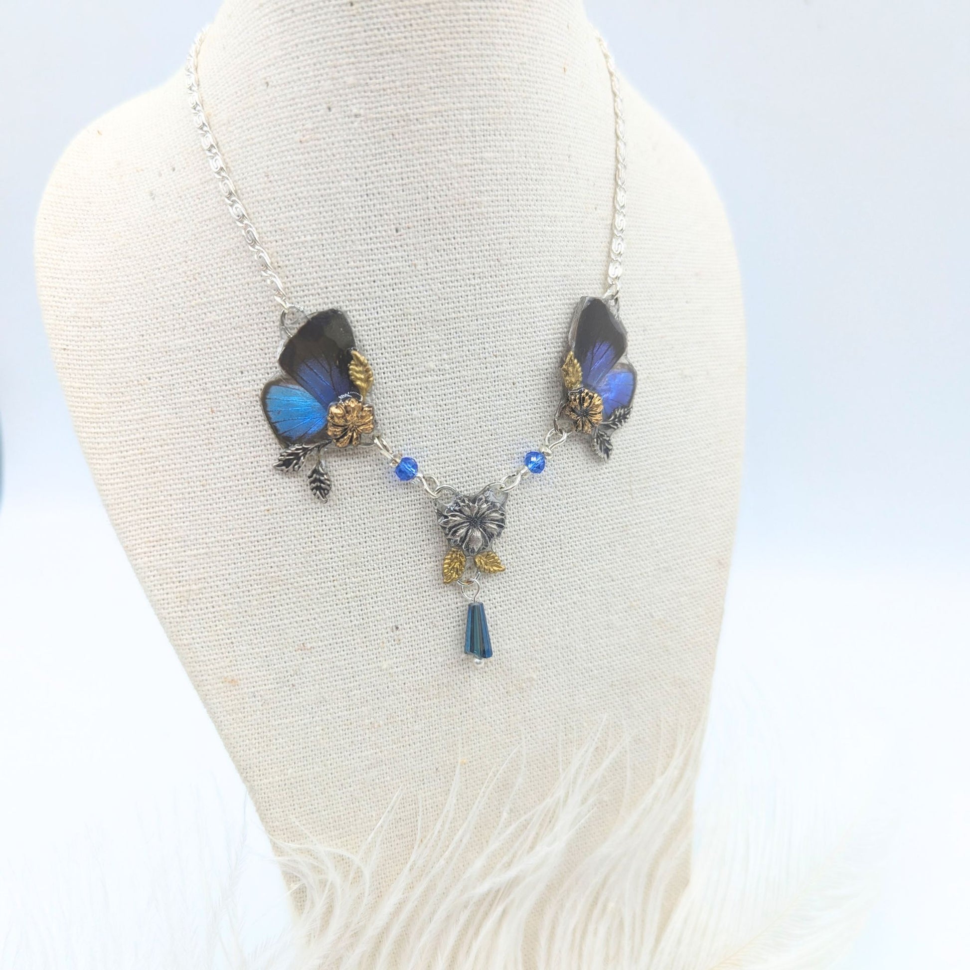 Détail collier Naturalia GM Bocchus bleu – laiton argenté et doré véritable aile papillon, fait main Hérault
