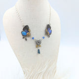 Détail collier Naturalia GM Bocchus bleu – laiton argenté et doré véritable aile papillon, fait main Hérault