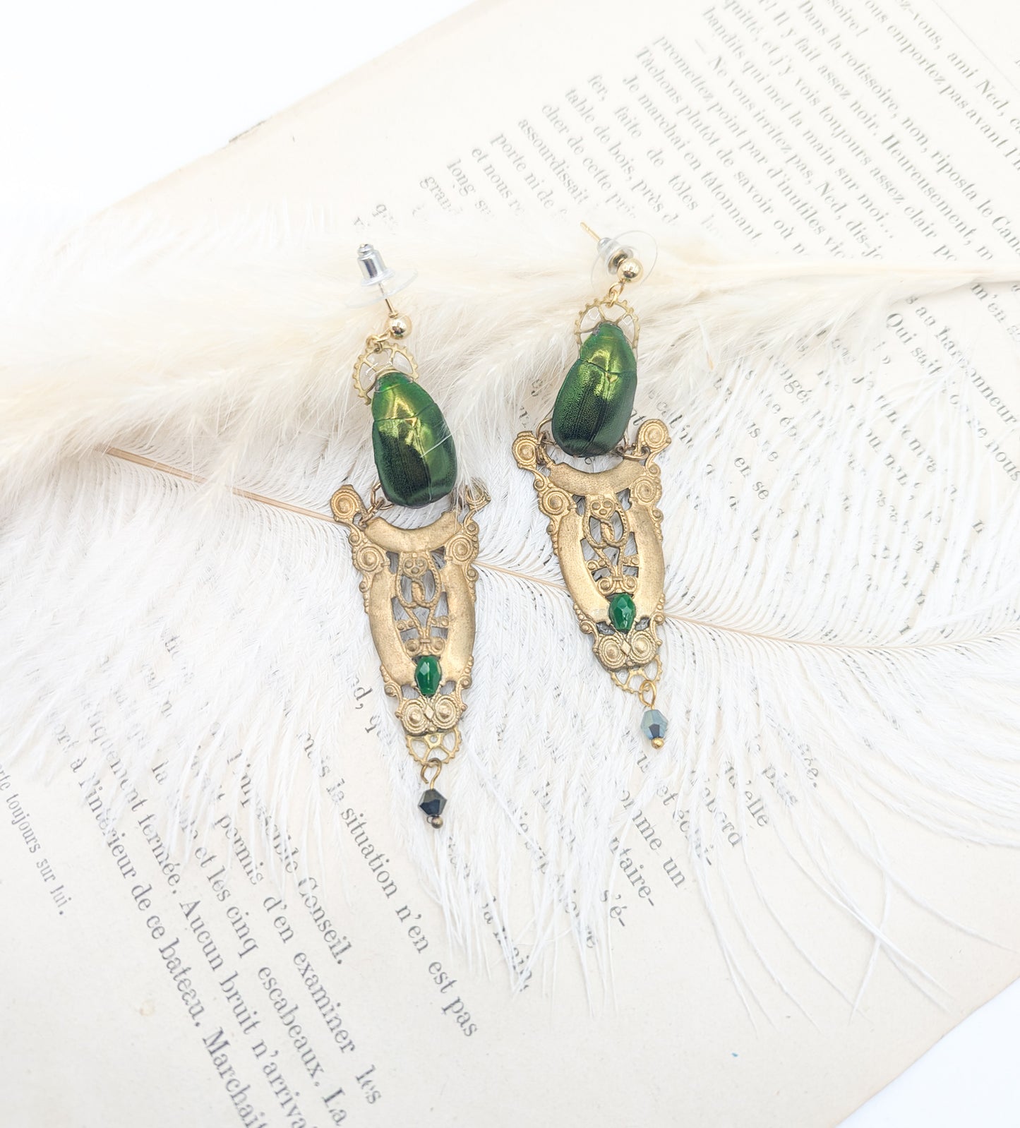 Détail boucles Osiris – scarabée vert iridescent & estampe ajourée | Victorian Rehab