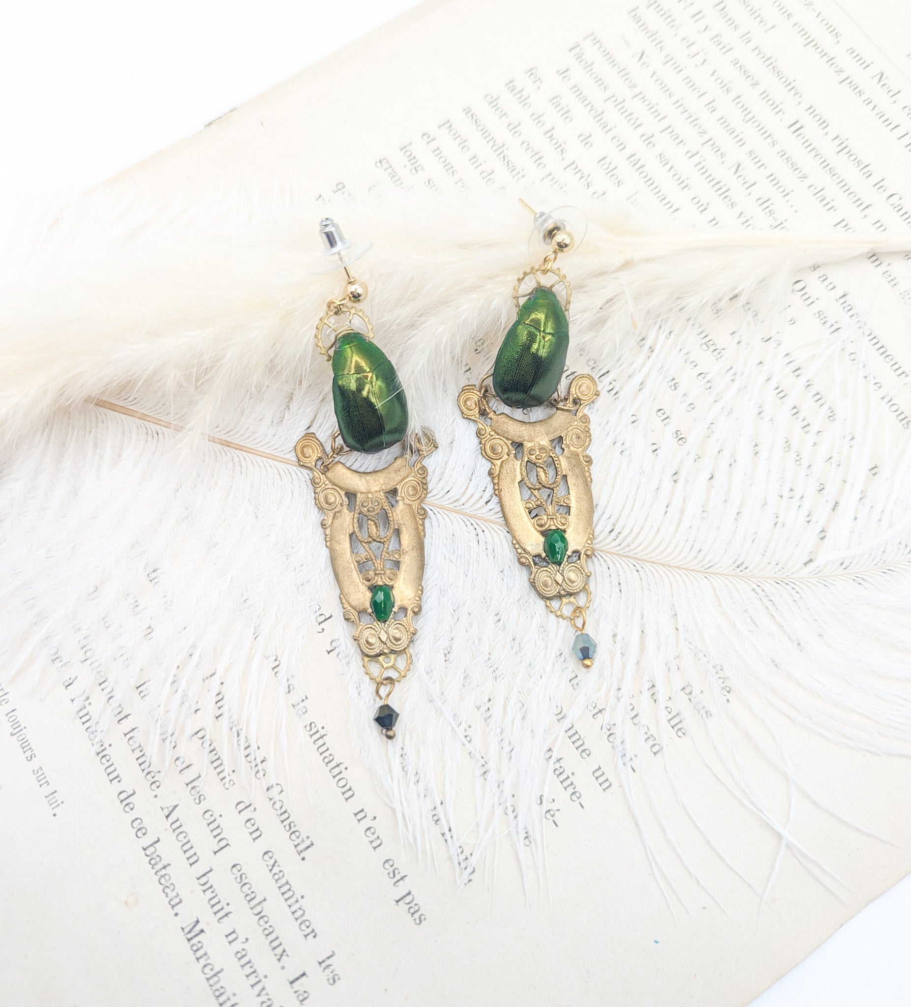 Détail boucles Osiris – scarabée vert iridescent & estampe ajourée | Victorian Rehab