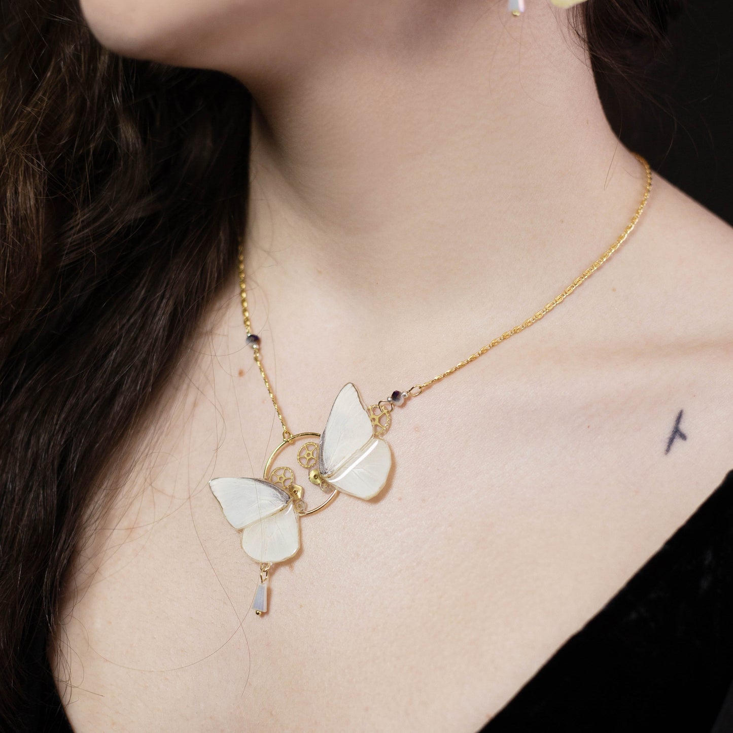 Collier Zéphyr papillon Appias Albina blanc – engrenage horlogerie doré | Victorian Rehab